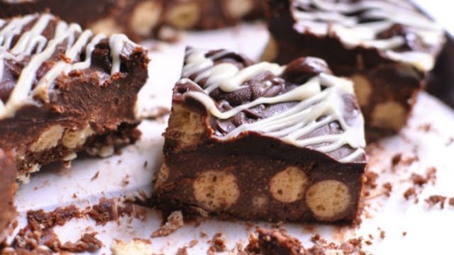 Λαχταριστό σοκολατένιο γλυκό με Maltesers και ζαχαρούχο γάλα – Χωρίς ψήσιμο