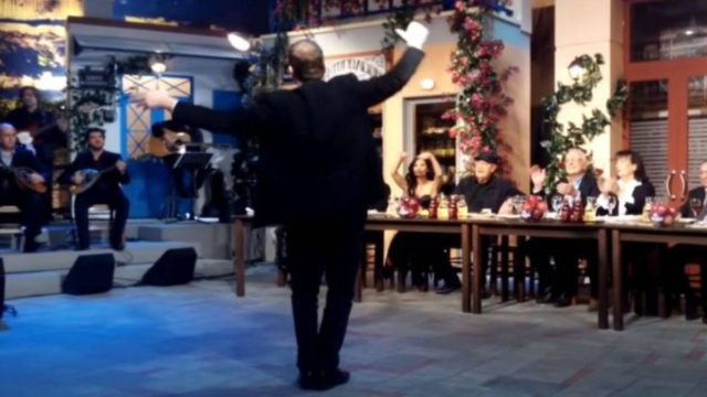 Σκορπάει ανατριχίλα: Το υποδειγματικό ζεϊμπέκικο πασίγνωστου ηθοποιό που άφησε τους πάντες άλαλους