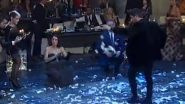 Πασίγνωστος Έλληνας ηθοποιός χορεύει ζεϊμπέκικο και η πίστα πλημμυρίζει γαρύφαλλα!