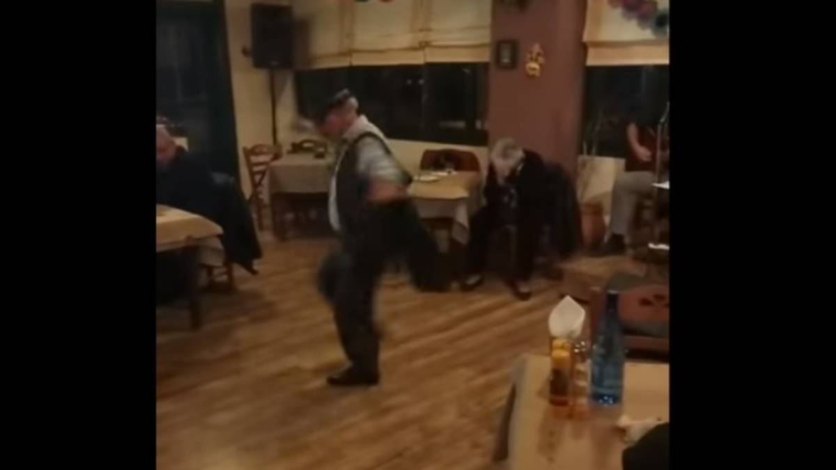 72χρονος χορεύει το πιο… ασήκωτο ζεϊμπέκικο και μας μερακλώνει