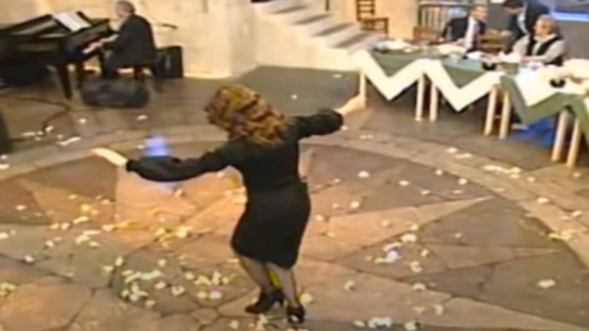Γυναικάρα στα μαύρα χορεύει βαρύ ζεϊμπέκικο και γκρεμίζει το “πλατό”