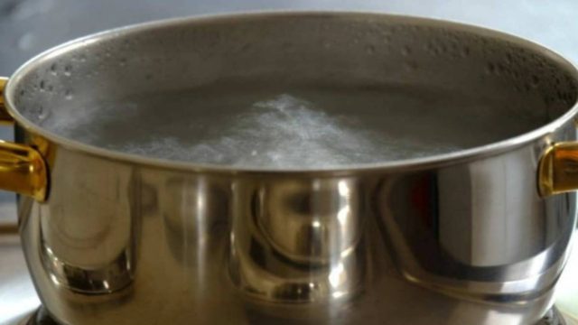 Μέσα στο βραστό νερό προσθέτει μαγειρική σόδα – Ο λόγος; Δε φαντάζεστε