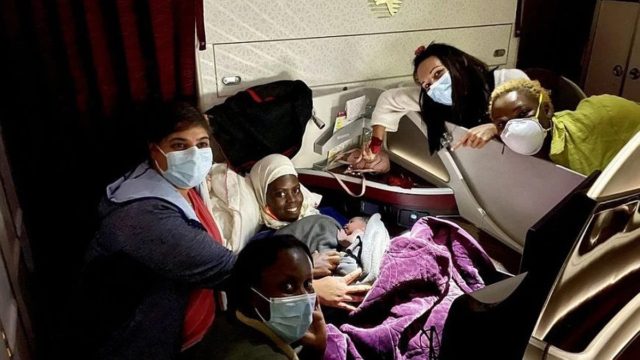 Τρομερό περιστατικό σε πτήση: Γιατρός ξεγέννησε γυναίκα σε αεροπλάνο – Εκείνη έδωσε στο μωρό το όνομά της! (photo)