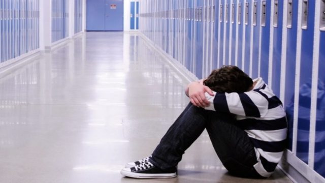“Εφιάλτης” με ακραίο bullying σε φοιτητή: “Όλοι σε θέλουν νεκρό” έγραψαν στο σπίτι του – Αναγκάστηκε να αλλάξει σχολή και πόλη