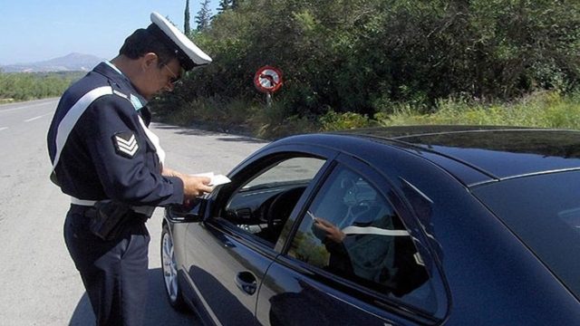 Απίστευτο! Αστυνομικοί σταμάτησαν για έλεγχο οδηγό και αυτό που αντίκρυσαν τους άφησε άναυδους