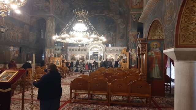 Επίθεση με μπογιές στην ενορία του ιερέα που κατηγορείται για βιασμό ανήλικης (εικόνες)