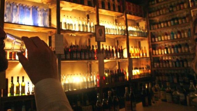 “Καμπάνα” σε καφέ-μπαρ της Κυψέλης: Έφοδος της Αστυνομίας – Γλέντι με δυνατή μουσική και όρθιους