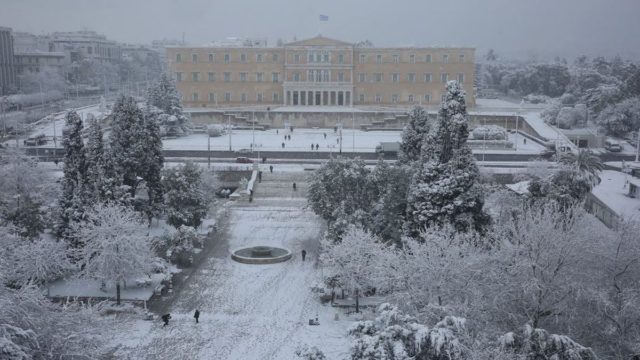 Η κακοκαιρία “Ελπίς” κατέφτασε στο κέντρο της Αθήνας – Τα πρώτα χιόνια στο Σύνταγμα