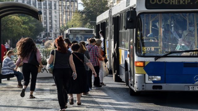 Λεωφορεία – Τρόλεϊ: Ποιες γραμμές βγήκαν στους δρόμους και ποιες υπολειτουργούν (video)
