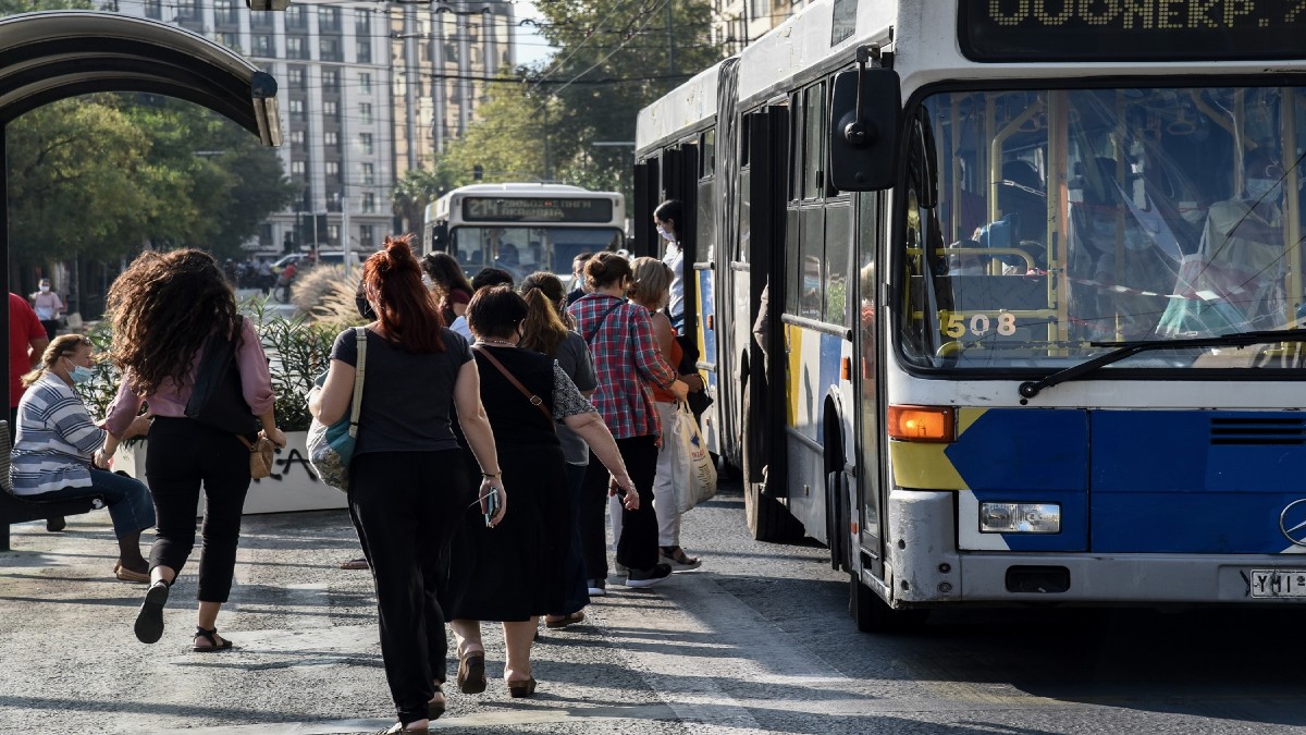 Λεωφορεία – Τρόλεϊ: Ποιες γραμμές βγήκαν στους δρόμους και ποιες υπολειτουργούν (video)