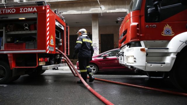 Συναγερμός στον Βόλο: Φωτιά σε κεντρικό ξενοδοχείο της πόλης (video)