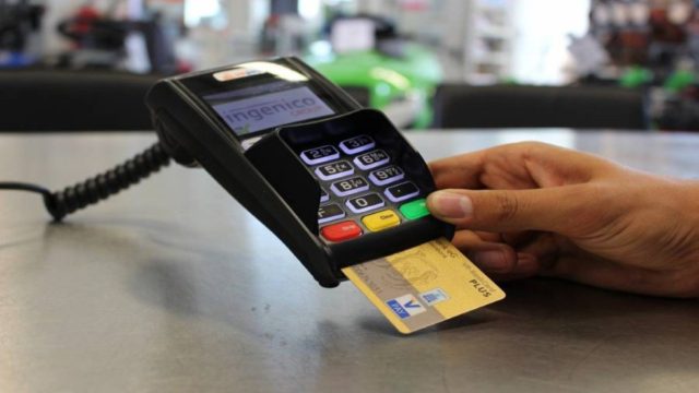 Έκπτωση φόρου εισοδήματος: Τι αλλάζει από σήμερα (1/1) στις ηλεκτρονικές αποδείξεις (video)