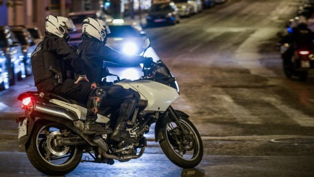 Νέος Κόσμος: Σύλληψη νεαρού αστυνομικού μετά από καταγγελίες γειτόνων για ξυλοδαρμό της 19χρονης συντρόφου του (video)