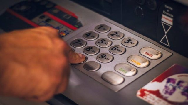 Κόλαση στα ΑΤΜ με «ληστεία» στις τράπεζες: Πώς βάζουν χέρι στις καταθέσεις