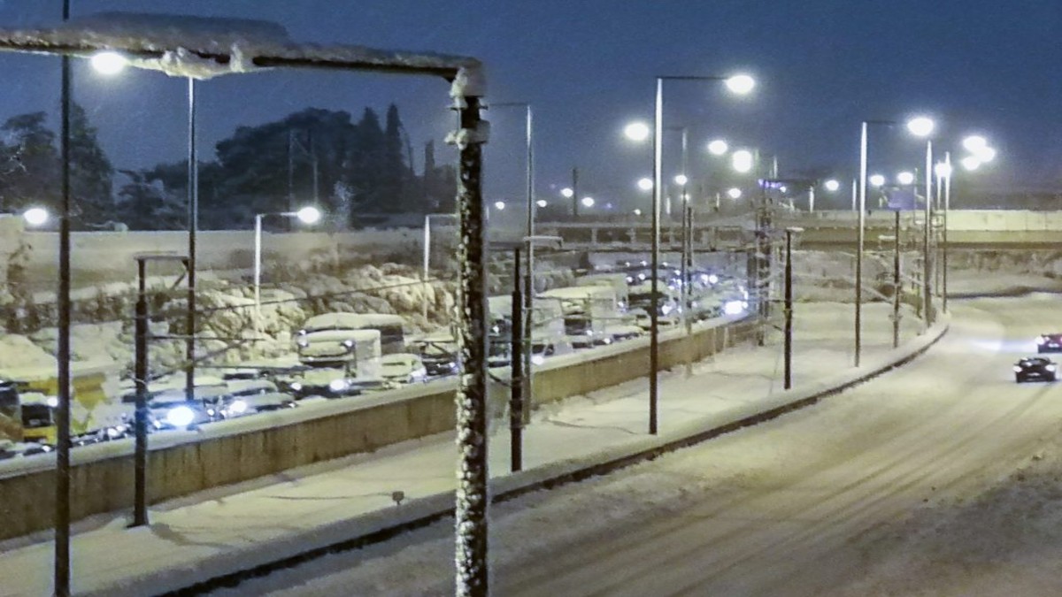 Κακοκαιρία “Ελπίδα”: Σε κρίσιμη κατάσταση ο 62χρονος που υπέστη έμφραγμα εγκλωβισμένος στην Αττική Οδό