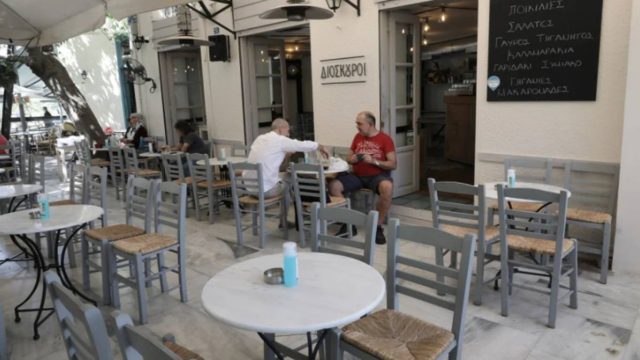 Νέα μέτρα: Επιστροφή μουσικής, άρση ωραρίου στην εστίαση, 50% η χωρητικότητα στα γήπεδα