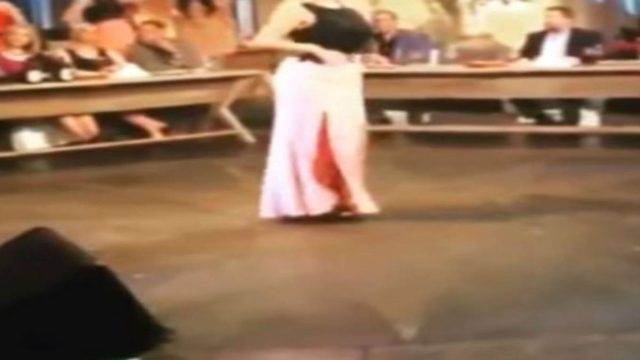 Κολάζει και… Άγιο: Το τσιφτετέλι της 50αρας που μοίρασε “εγκεφαλικά”