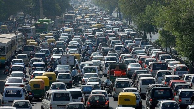 Έκαναν τσακωτό οδηγό να βλέπει βίντεο ερωτικού περιεχομένου την ώρα του μποτιλιαρίσματος (photos)