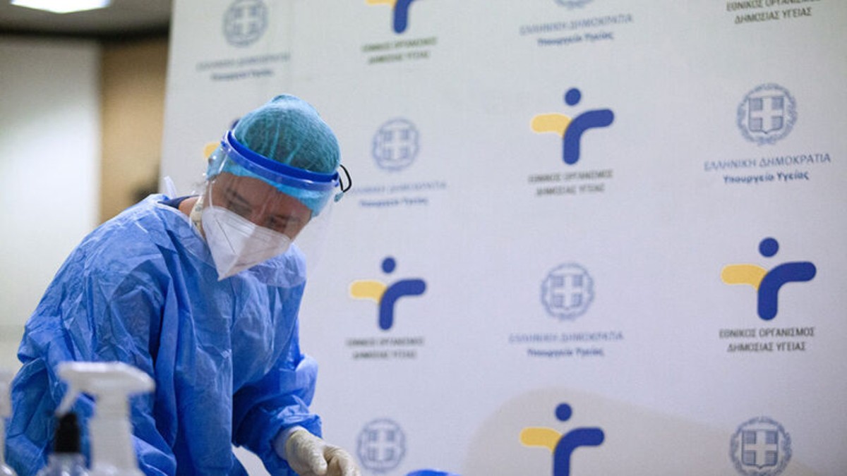 Μαύρη μέρα με περισσότερα από 19.000 κρούσματα – “Βράζει” η Αττική