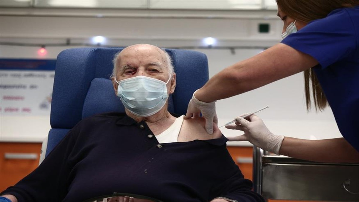 Υποχρεωτικός εμβολιασμός για άνω των 60: Ποιοι εξαιρούνται και πώς απαλλάσσονται – Η διαδικασία