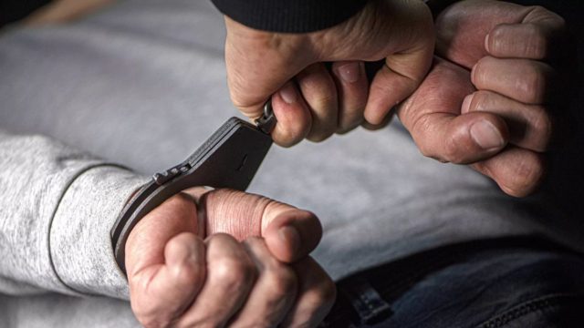 Θεσσαλονίκη: Συνελήφθη 21χρονος που έκλεβε παρέες νεαρών απειλώντας τους με σουγιά