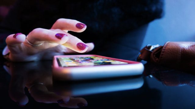 Οικονομική “ανάσα”: Φθηνότεροι από σήμερα (1/1) οι λογαριασμοί κινητής τηλεφωνίας