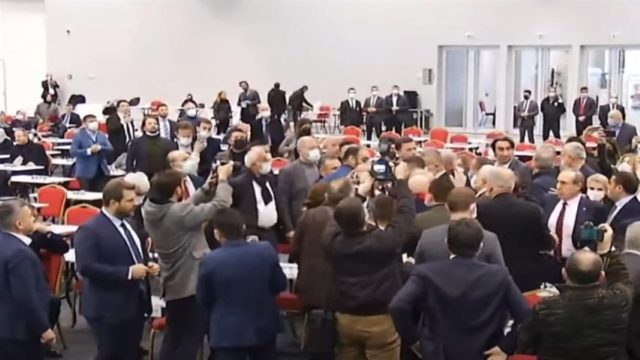 Χαμός στην Τουρκία: Άγριος καυγάς μεταξύ βουλευτών – “Αναιδές σκουλήκι!”