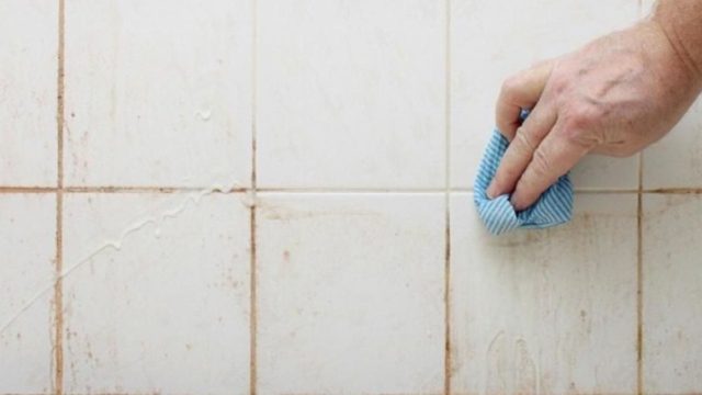 Λεκέδες από σαπούνι; Εξαφανίστε τους χρησιμοποιώντας αυτό το υλικό