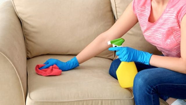 Λεκές στον καναπέ; Με αυτό το tip θα τον ξεφορτωθείτε
