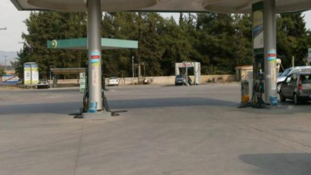 Τρόμος στο Βύρωνα: Κατέρρευσε στέγη πρατηρίου καυσίμων από το βάρος του χιονιού – Κλειστή η Φορμίωνος