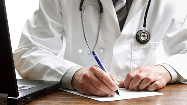 Μόνο από γιατρούς η συνταγογράφηση στους ανασφάλιστους από 1η Μαρτίου