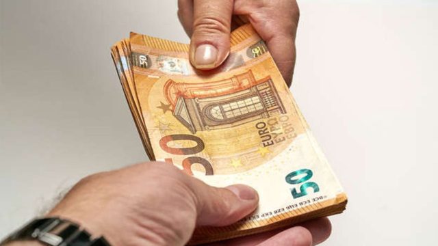 Μαθήματα ανθρωπιάς από πωλήτρια στη λαϊκή Παπάγου – Βρήκε 5.000 ευρώ και τα παρέδωσε