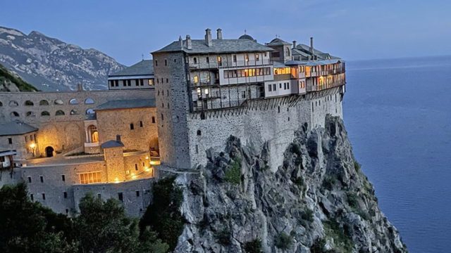 Θλίψη στο Άγιο Όρος: Πέθανε κι άλλος μοναχός – Σε καραντίνα η Μονή Φιλοθέου