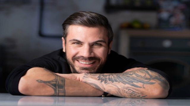 Χωρίς ρεύμα και ο Άκης Πετρετζίκης: Με αυτόν τον εφευρετικό τρόπο ζέστανε το γάλα του Αχιλλέα