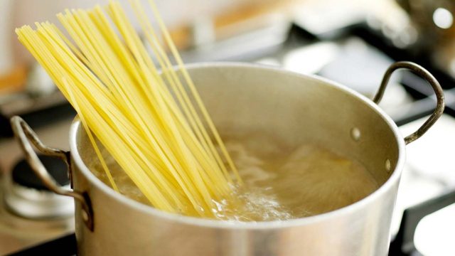 Πότε πρέπει να βάλετε αλάτι όταν φτιάχνετε μακαρόνια;