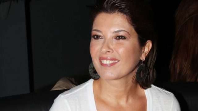 Ένα παλάτι στην αγκαλιά του Αιγαίου: Το σπίτι της Σοφίας Αλιμπέρτη σε κάνει… να χαζεύεις – Το ονειρεμένο σαλόνι της