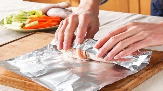 Αλουμινόχαρτο: Ποια είναι η καλύτερη πλευρά για να τυλίγετε το φαγητό