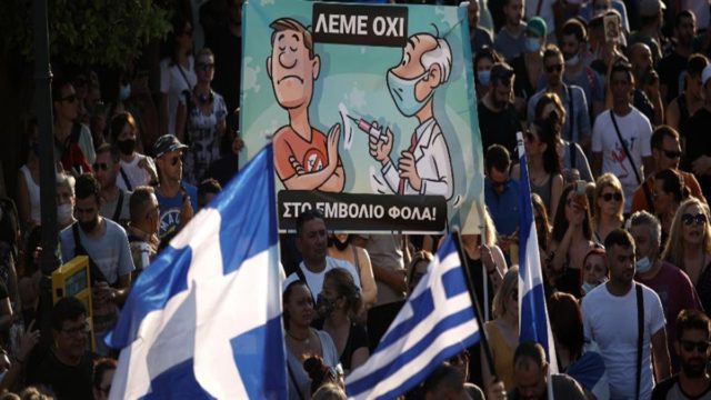 Αδιανόητο ξέσπασμα αντιεμβολιάστριας σε γιατρό στην Πάτρα: “Πατσαβούρα… Το παιδί μου πονούσε” (video)
