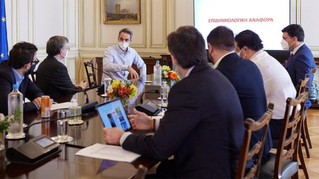 Άρση μέτρων ή παράταση: Όλα τα σενάρια για ωράριο στην εστίαση, μουσική και γήπεδα – Χαμός με το πρόστιμο των 100 ευρώ