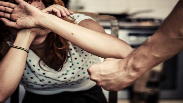 Περιστέρι: Αντιεμβολιαστής κόλλησε κορωνοϊό και ξυλοκόπησε τη γυναίκα του γιατί του είπε να φύγει από το σπίτι (video)