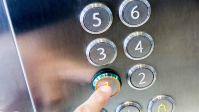 Εφιάλτης σε ασανσέρ: Δύο ανήλικα παιδιά εγκλωβίστηκαν – «Θα τον έκοβε στη μέση»