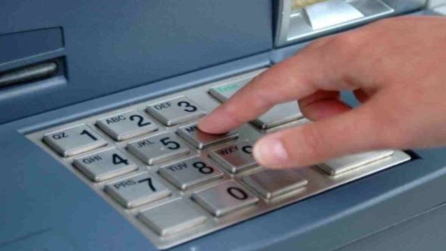 Προσοχή: Δείτε πόσο κινδυνεύετε αν κάνετε αυτά τα 5 λάθη στο ΑΤΜ