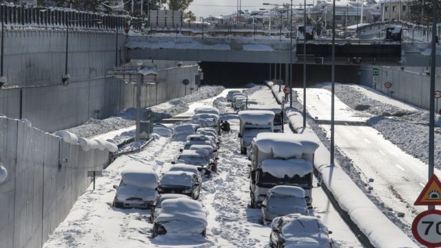 Αττική Οδός – Νέα συγκλονιστική μαρτυρία: «Έλιωνα το χιόνι για να πάρω τα φάρμακά μου» (video)