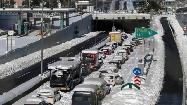 Αττική Οδός: «Χιονοθύελλα» προβλημάτων και ταλαιπωρίας! Πώς μπορούν οι πολίτες να βρουν το δίκιο τους – Τι διεκδικούν οι οδηγοί που εγκλωβίστηκαν (Video)