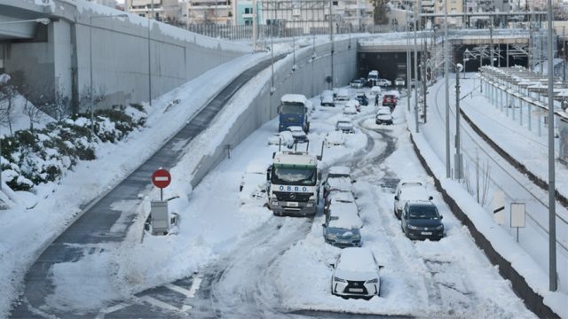Αττική Οδός: Δεκάδες αυτοκίνητα αποκλεισμένα! Ποιοι δρόμοι άνοιξαν – Tι συμβαίνει στις παρόδους (Video)