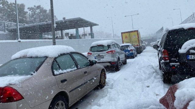 Κακοκαιρία Ελπίδα: Στην Αττική Οδό ο στρατός για να απεγκλωβίσει τους οδηγούς – Γενική αργία την Τρίτη