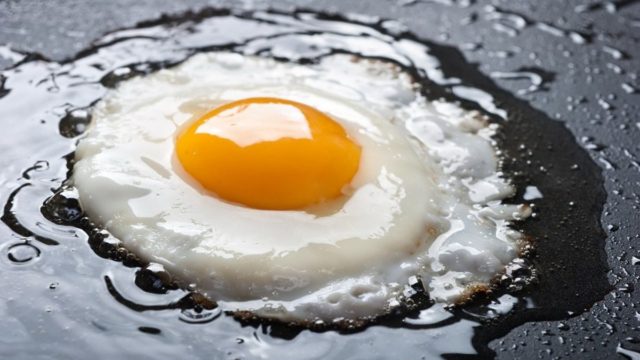 Έβαλε νερό σε ένα τηγάνι κι έριξε μέσα δυο αυγά – Το αποτέλεσμα θα σας ενθουσιάσει