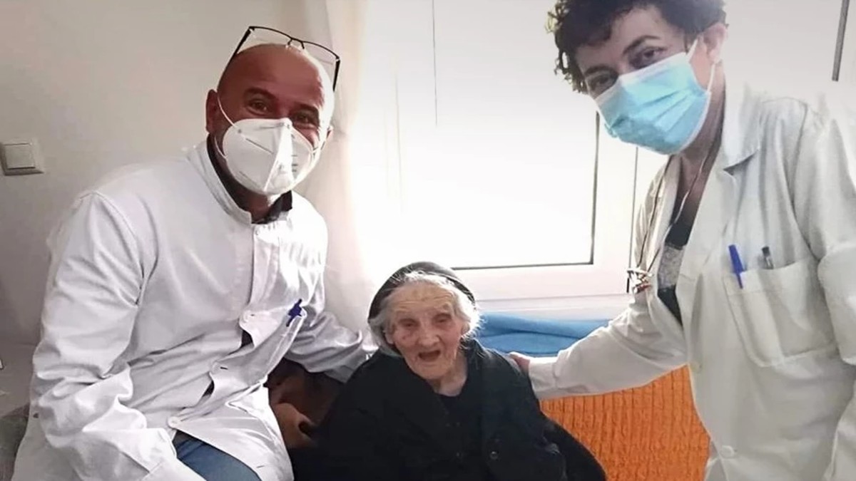 Απίθανη γιαγιά στις Σέρρες: Είναι 107 ετών και έκανε το εμβόλιο γιατί της έλειψαν οι φίλες της! (video)