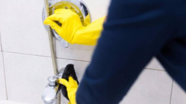 Φοβερό κόλπο: Έτσι καθαρίζει η μπανιέρα από άλατα και βρωμιές, στο λεπτό