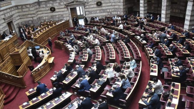 Πρόταση μομφής: Το απόγευμα (28/1) αρχίζει η συζήτηση στη Βουλή – Τι ορίζει το Σύνταγμα (video)